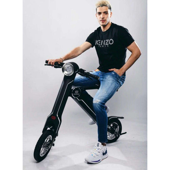 Cruzaa sit-down electric scooter in black modelled by footballer Raul Jimenez